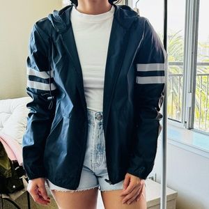 Wind cheater with a pouch perfect for running